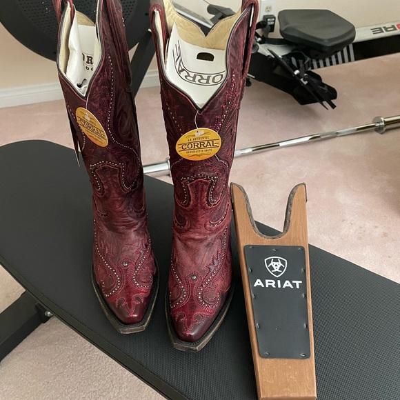 Corral Women's Burgundy Heeled Boots - Picture 3 of 5